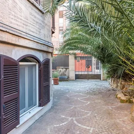 4 Comodi Posti Letto Con Giardino Al Colosseo Roma